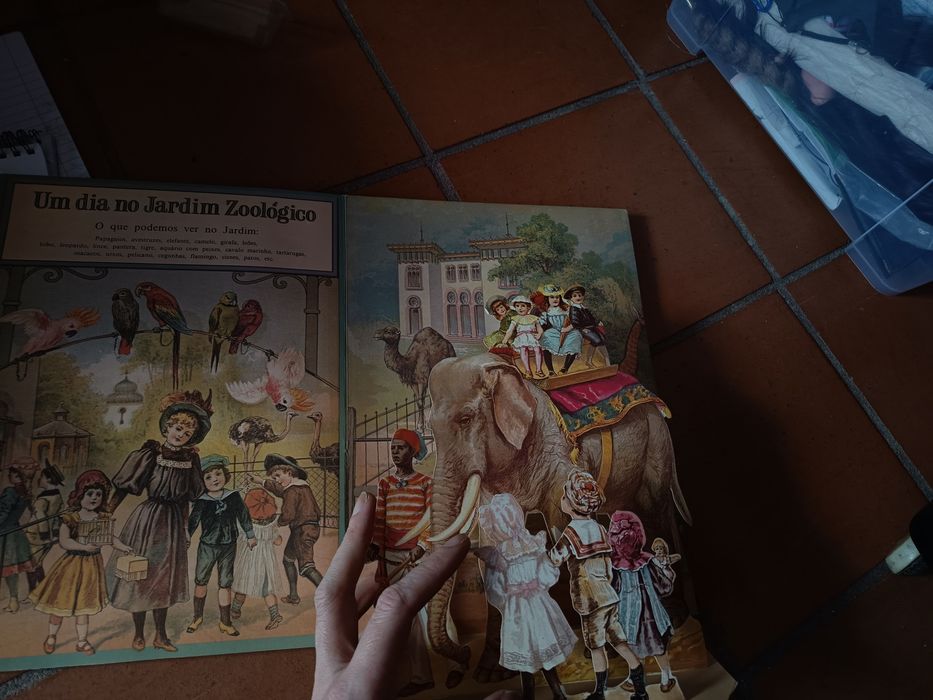 Livro antigo POP-UP. Um dia no jardim zoológico