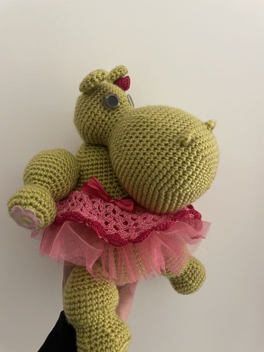 В’язана іграшка ручної роботи – бегемотик у рожевій спідничці