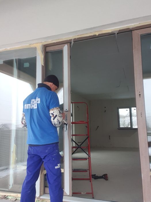 Здравствуйте! Я профессиональный мастер по ремонту окон и дверей.