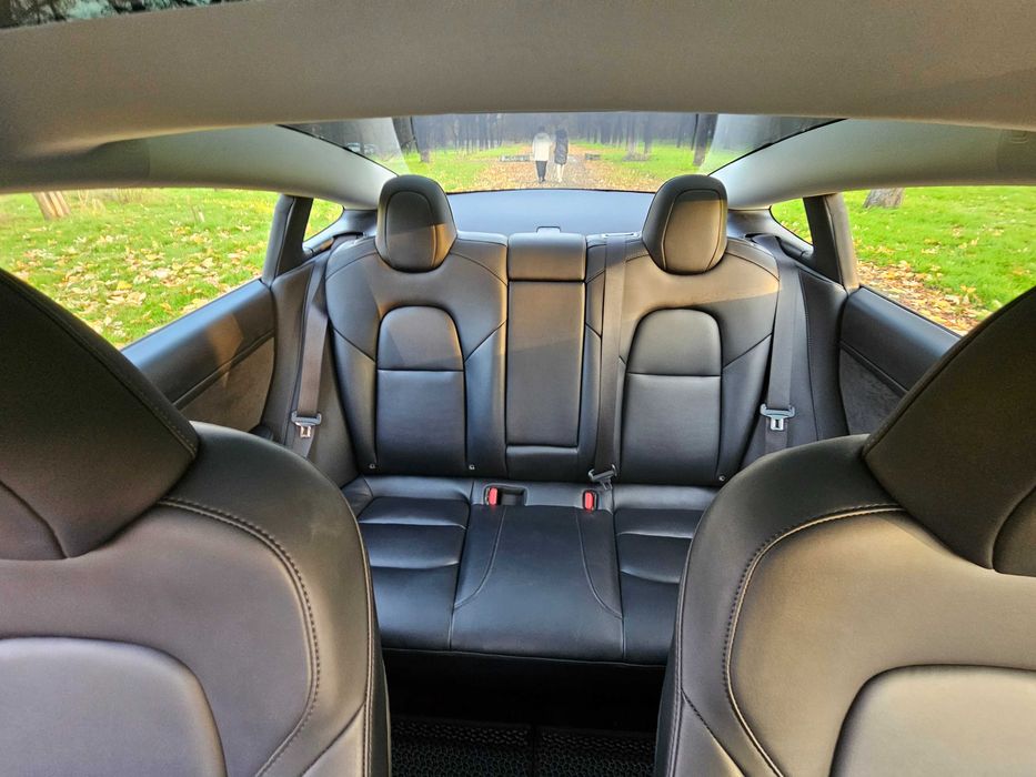 Продам Tesla Model 3  2023р. у відмінному стані