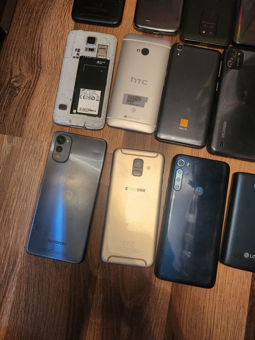 Zestaw uszkodzonych telefonow
