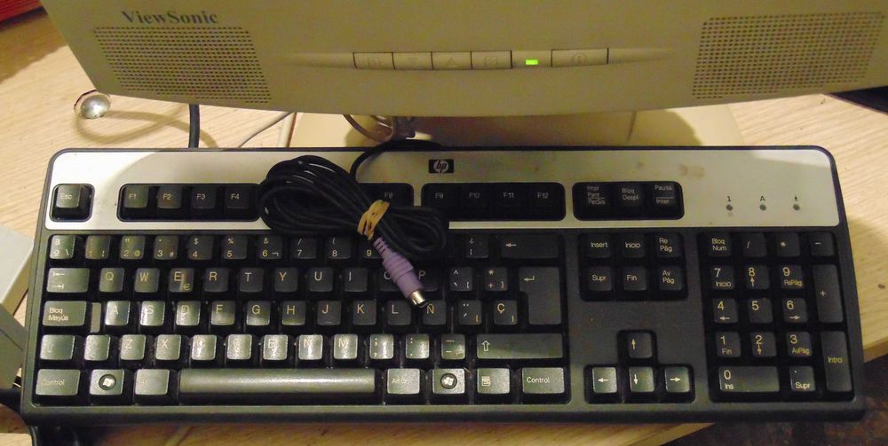 Two FUJITSU Siemens and VIEWSONIC Monitors + Two HP Keyboards.64550965673858124