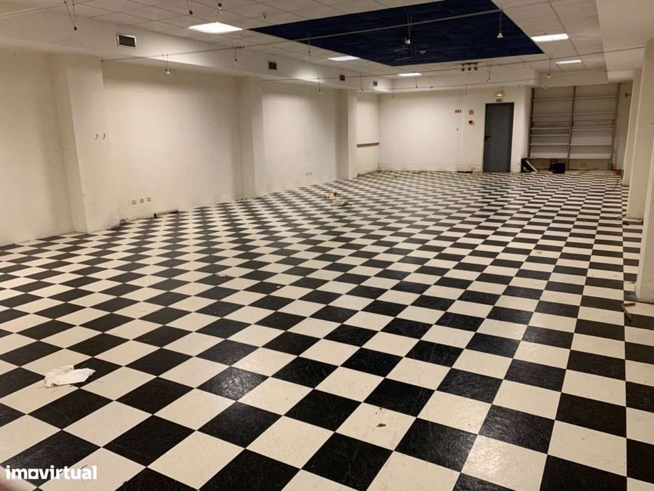 Open space / atelier /escritorio /  junto maternidade Alfredo da Costa