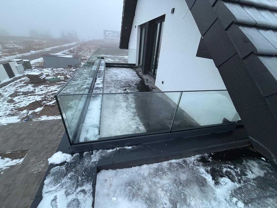 Szklana balustrada samonośna w systemie bezsłupkowym