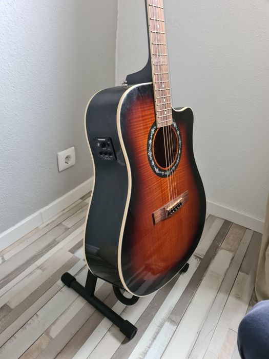 Guitarra Fender Fishman semi-acústica.