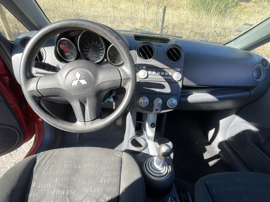 Mitsubishi colt 1.1 CZ3 c/ ar condicionado  2005
