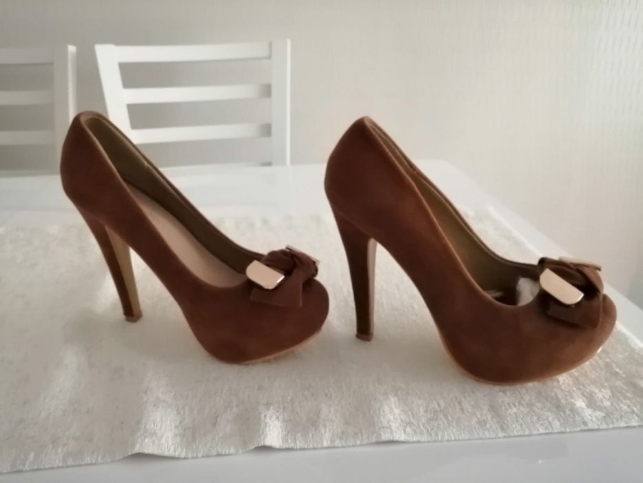 Buty na obcasie z kokardą