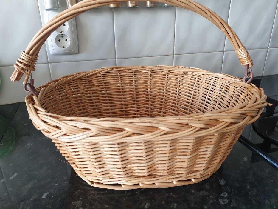 Vários cestos de vime