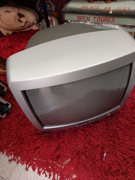 Televisão pequena com comando, a funcionar perfeitamente