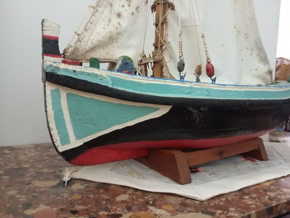 Barco miniatura feito em cortiça