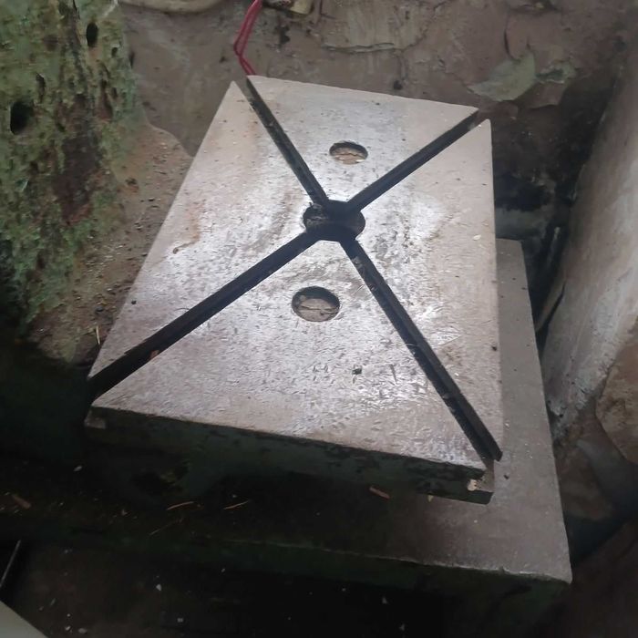 Монтажно-заготівальний стіл чавунний з Т-подібними пазами.