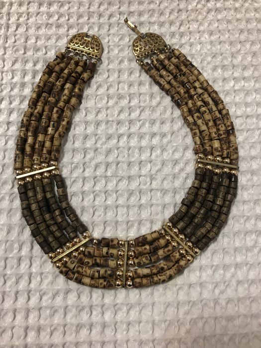 Colares bonitos, vários feitios e cores