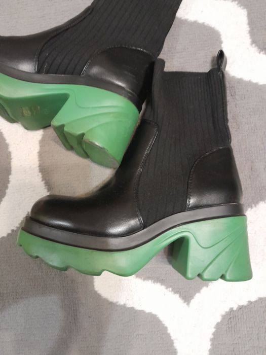 Stylowe botki na słupku