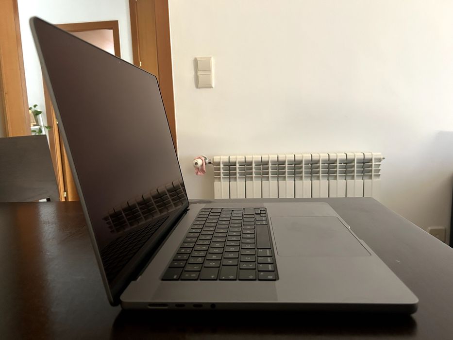 MacBook Pro 16" (2021) M1 Pro, 16GB RAM, 512GB SSD, Teclado PT