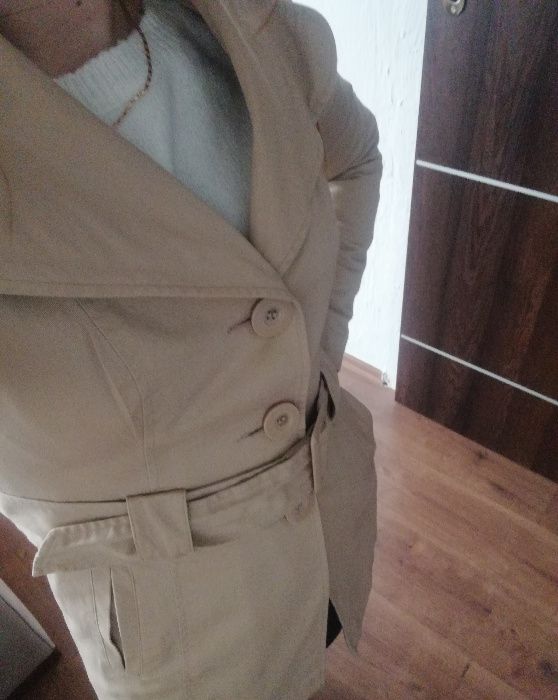 Jasny, beżowy Płaszczyk