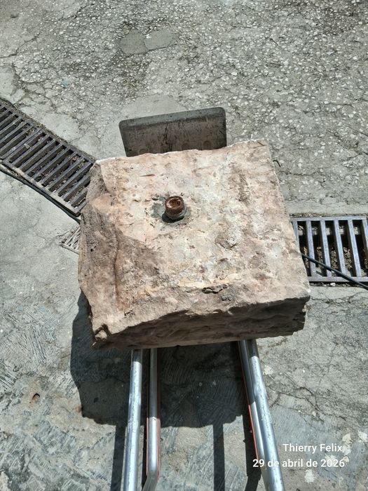 Pia lava-loiça antiga  com bancada em pedra mármore