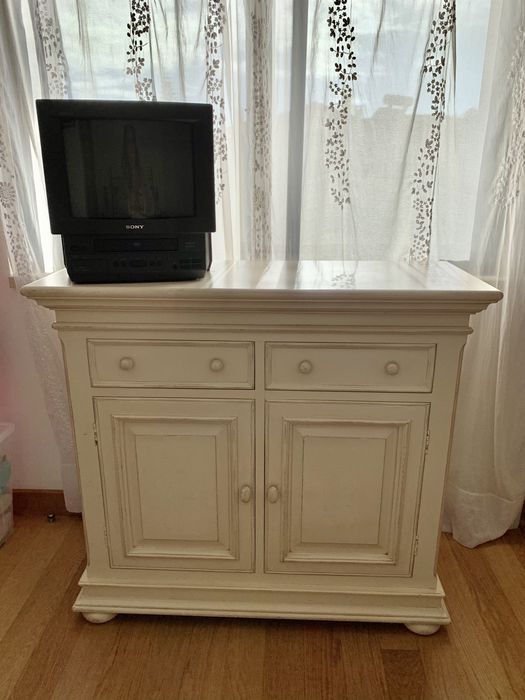 Aparador com gavetas e portas