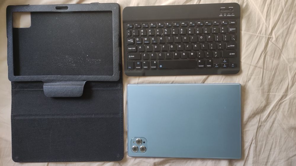 Tablet Android com teclado protetor e keyboard / Android tablet with a protective keyboard case.