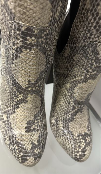 Чоботи-труби з фактурноі шкіри Juicy Couture