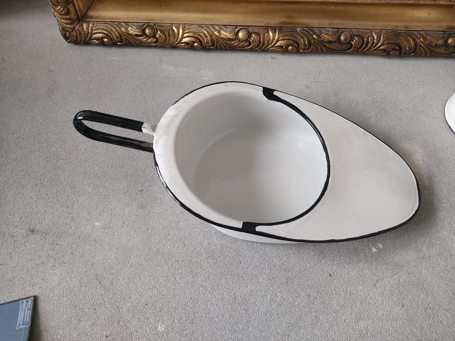 Tytuł: Zabytkowy basen sanitarny – emaliowany, stan idealny