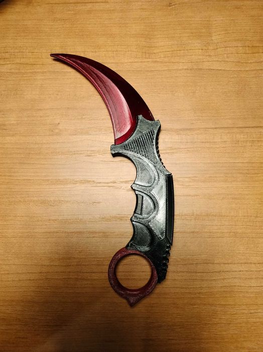 Reprodução de karambit estilo crimson web