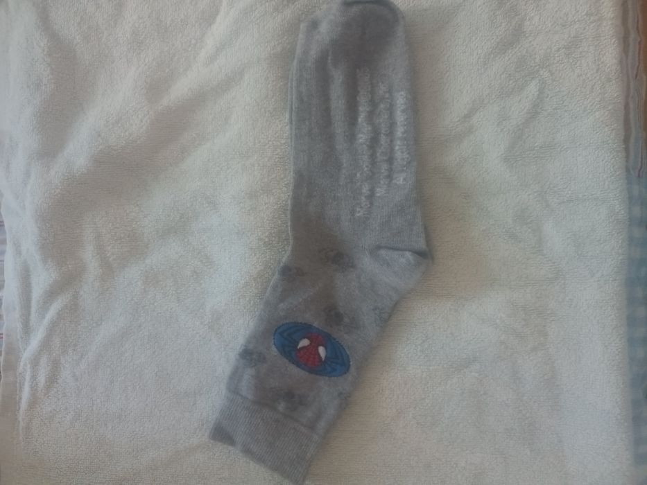 Meias cinzentas homem aranha