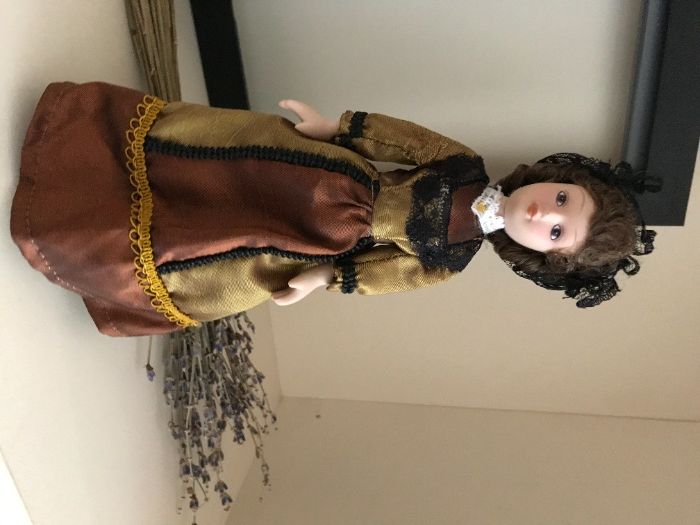 Коллекционная фарфоровая кукла