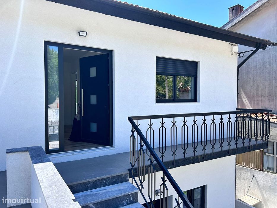 Moradia Bifamiliar  renovada T2+T1, Baguim do Monte