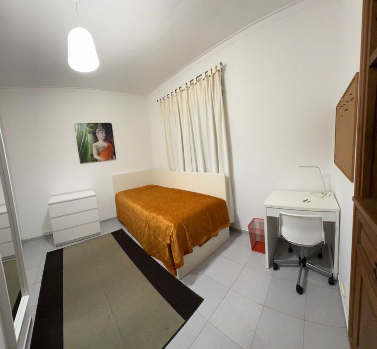 Arrenda quarto em andar de moradia em Queijas