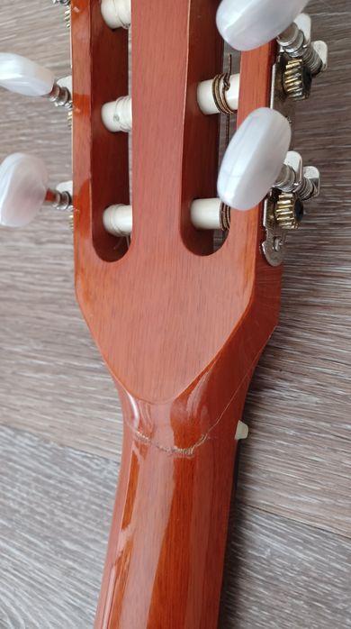 Gitara z pokrowcem. Klejony gryf.