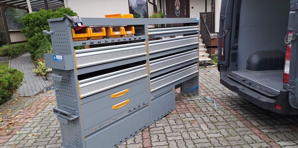 Szafka narzędziowa do busa tupu L3h2 dla elektryka, montera, hydraulik