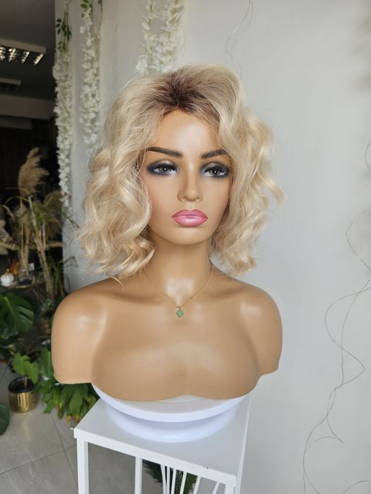 Peruka Giselle jasny perłowy blond naturalny efekt fale loki