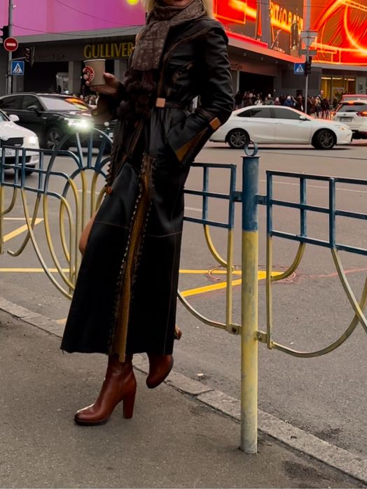 Пальто кожаное с воротником