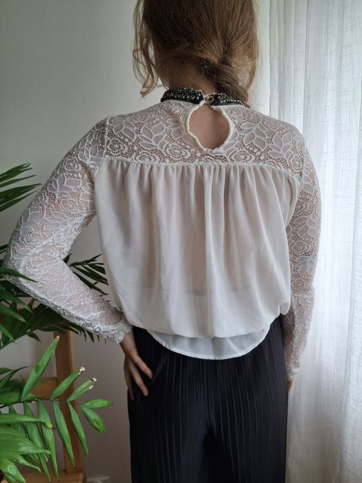 Elegancka kremowa bluzeczka z koronką