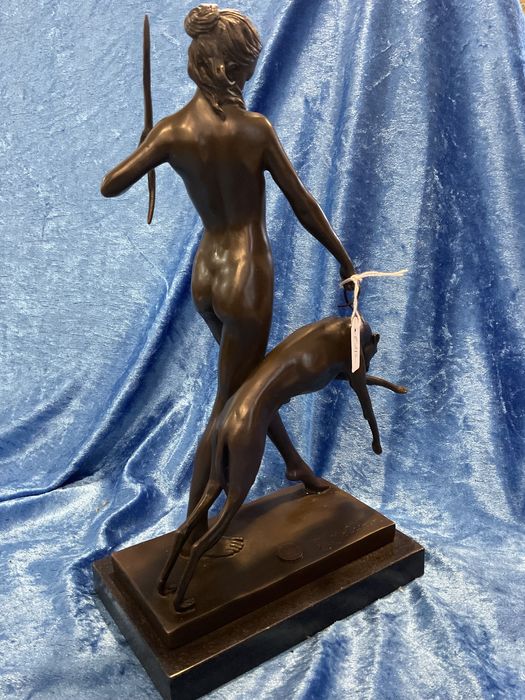 Escultura bronze lady com cão alt.32 cm anúncios abaixo