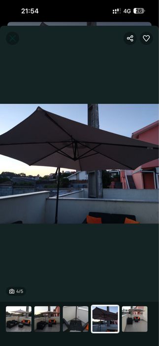 Sofás exteriores, guarda sol grande e bases de peso