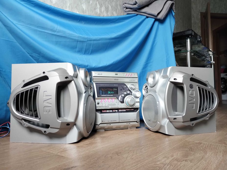 Мощный муз центр 600 Вт ( блютуз -  AUX ) По бокам колонок сабвуферы