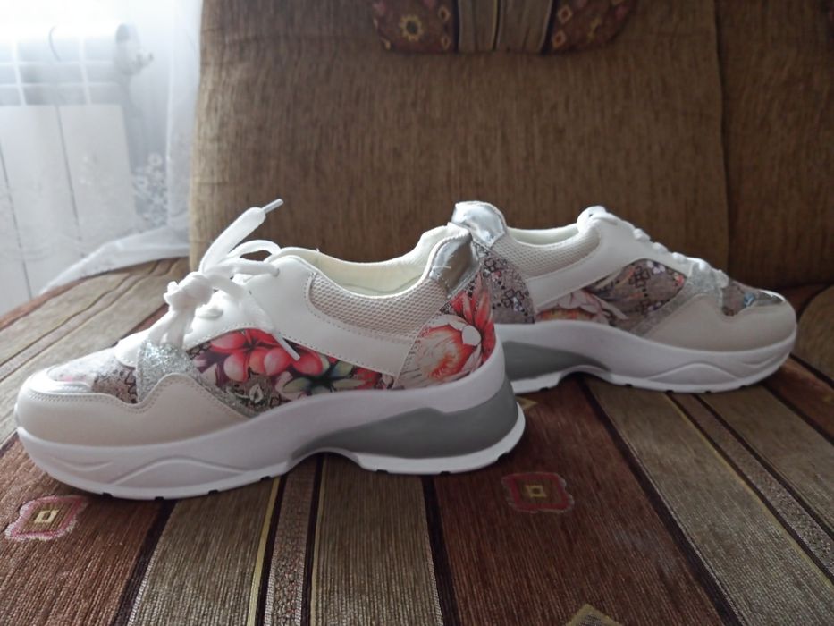 Buty damskie z printem kwiatowym. Rozmiar 38.