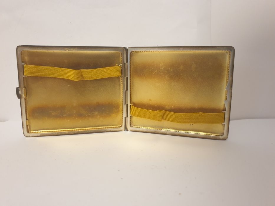 Invulgar e elegante antiga cigarreira em Alpacca com esmalte