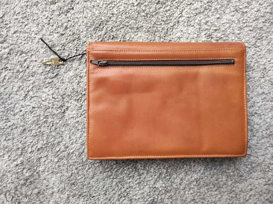 Maleta em pele castanha