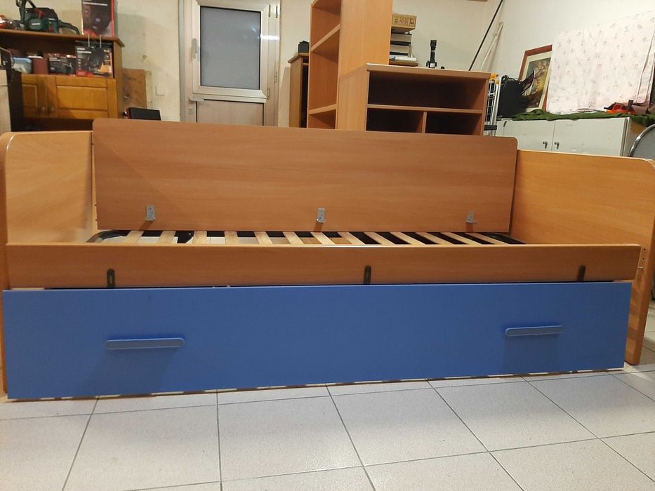 quarto de solteiro, cama, estante e secretária