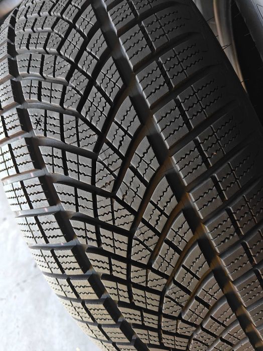R19 255 55 шини зимові Goodyear Ultra Grip Performance SUV преміум клас