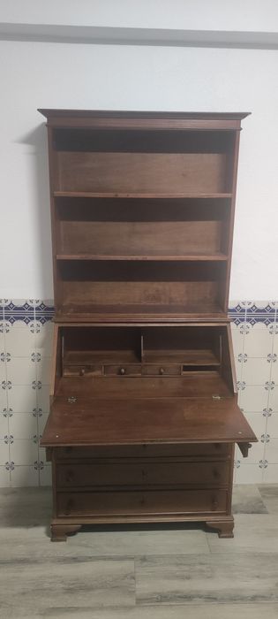 Escrivaninha antiga com estante