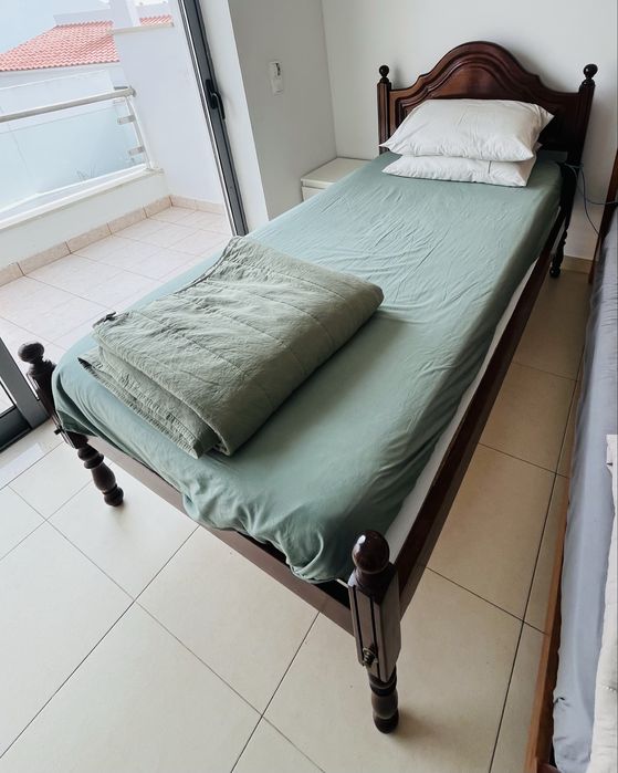 Mobilia de quarto solteiro “antiga” muito conservada + colchão extra.