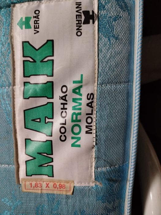 Cama individual com colchão