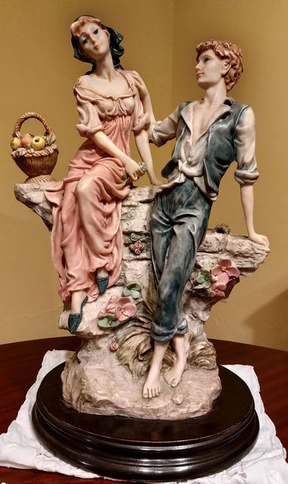 Estatueta casal c/ base madeira