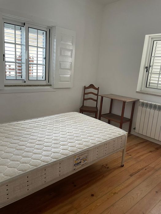 Alugo quartos a estudantes