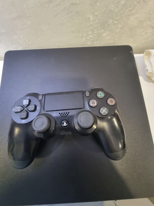 Ps4 slim 500gb z oryginalnym padem oraz 2 grami