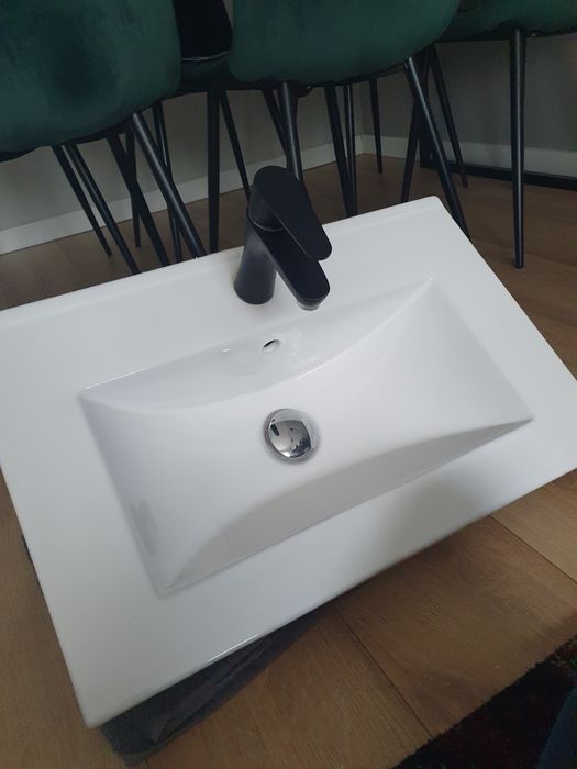 Umywalka łazienkowa z baterią i wężykami