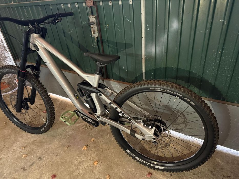 Bicicleta de downhill cube 215 *NOVA*